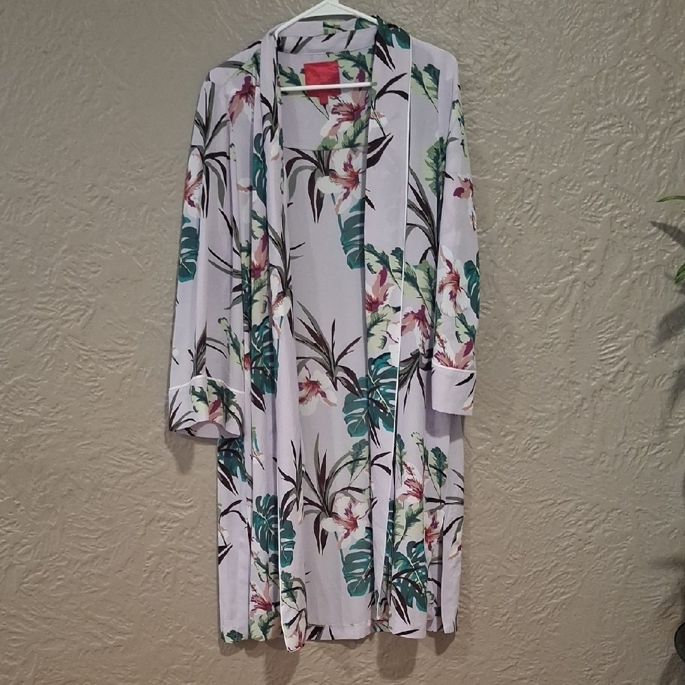 Jennifer Lopez White and Green Tropical Robe - Picture 2 of 7